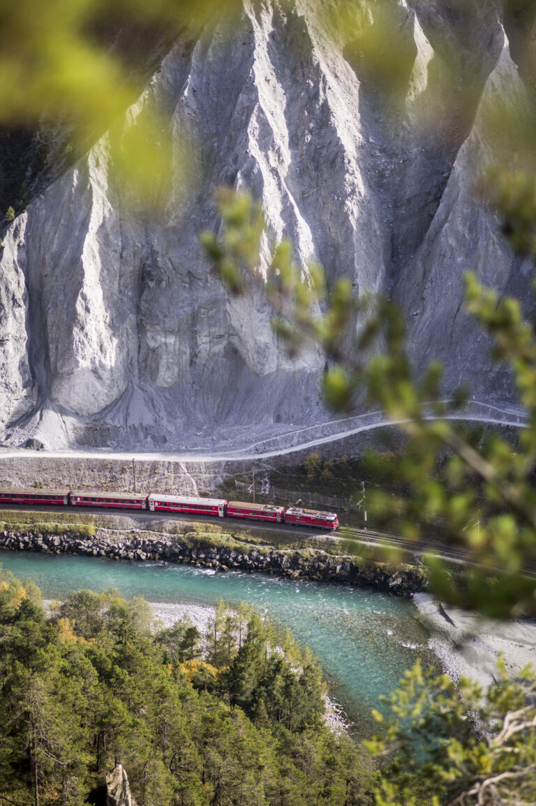 RhB in der Rheinschlucht